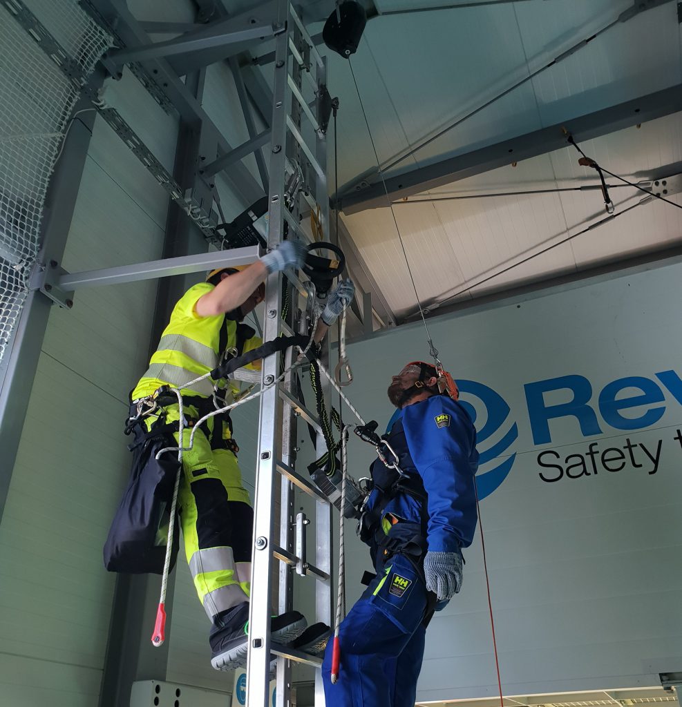 mies kiipeilee tikkaita ylös